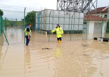 PIHAK polis sentiasa memantau kawasan yang masih ditenggelami banjir di sekitar Segamat.