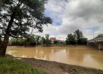 PARAS air di Sungai Segamat menunjukkan penurunan, namun penduduk masih diminta berjaga-jaga.