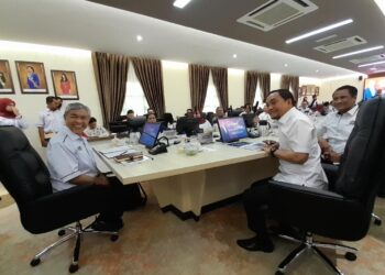 AHMAD ZAHID HAMIDI (kiri) ketika menghadiri sesi taklimat tentang Kejora di Ibu Pejabat Kejora,  Bandar Penawar, Kota Tinggi.