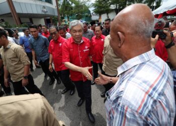 AHMAD ZAHID HAMIDI bersalaman dengan ahli UMNO yang menghadiri Majlis Pengenalan Calon-Calon Naib Presiden dan Ahli Majlis Kerja Tertinggi UMNO Peringkat Negeri Johor di Kompleks Tan Sri Mohamed Rahmat, Johor Bahru.
