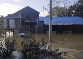 SEBUAH rumah di Kampung Seberang Batu Badak, Segamat masih digenangi banjir.