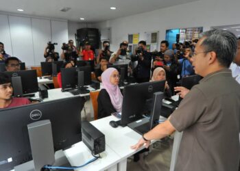FAHMI FADZIL  melawat sambil beramah mesra dengan peserta kursus komputer di Pusat  Ekonomi Digital  Kampung Sungai Tiram, Ulu Tiram, Johor Bahru.