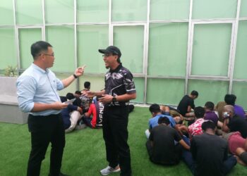 LING TIAN SOON (kiri) berbual dengan Azli selepas mengadakan sidang akhbar berkaitan tangkapan penagih dadah dalam Operasi JIHAD di Mukim Plentong, Pasir Gudang.