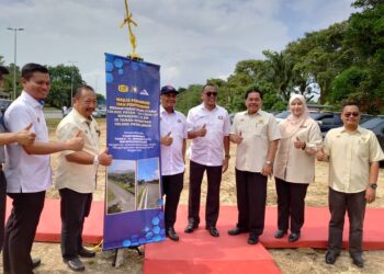 MOHAMAD FAZLI MOHAMAD SALLEH (tiga dari kiri) menyempurnakan Majlis Perasmian dan Penyerahan Projek Menaik Taraf Jalan Utama Gelang Patah-Ulu Choh di Taman Nusantara, Iskandar Puteri.
