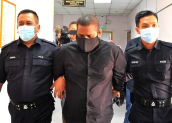 C.S. MUREMTHIRAM (tengah) mengaku tidak bersalah atas pertuduhan melakukan ugutan bunuh terhadap kumpulan muzik Indonesia, Radja Band di Mahkamah Majistret Johor Bahru.
