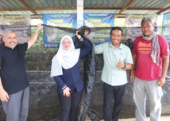 ABDUL KADIR Abu Hashim (dua kanan) dan Norazah Abdul Rahman (tiga kanan) ketika gimik  pelancaran projek Konservasi Resing di Kampung Gol, Tembeling, Pahang baharu- baharu ini. 
– UTUSAN/ SALEHUDIN MAT RASAD