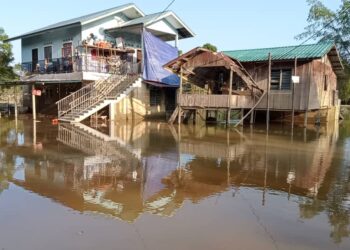 SEBUAH rumah penduduk di Kampung Seberang Batu Badak, Segamat yang masih digenangi banjir termenung.