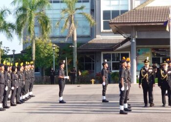 AZAM BAKI memeriksa perbarisan semasa menghadiri Majlis Perbarisan Tamat Latihan Kursus Asas Pegawai SPRM di Kompleks SPRM Johor, Johor Bahru.