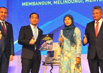 ONN HAFIZ GHAZI menunjukkan buku pelan Strategik Perbadanan Kemajuan Perumahan Johor  (PKPJ) 2023-2027 pada Majlis Pelancaran Transformasi PKPJ  di Hotel Holiday Villa, Johor Bahru.
