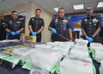 KAMARUL ZAMAN MAMAT menunjukkan sebahagian dadah yang dirampas daripada dua lelaki di IPK Johor, Johor Bahru.