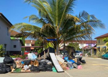 TIMBUNAN sampah-sarap pasca banjir di Kampung Sri Gading, Batu Pahat.