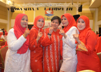 AZALINA OTHMAN SAID (tengah) bergambar dengan perwakilan yang menghadiri Persidangan Perwakilan UMNO Bahagian Pengerang di Lotus Desaru Beach Resort, Kota Tinggi.