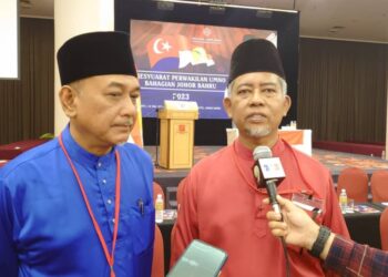 AZMI SAMIN (kanan) memaklumkan proses pemilihan UMNO Bahagian Johor Bahru ditangguh dan digantung ekoran berlaku pertambahan kertas undi berbanding jumlah perwakilan yang mengundi.