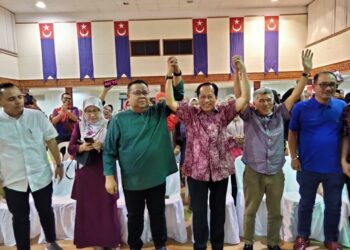 AHMAD MASLAN (tengah) bersama para penyokongnya selepas diumumkan memenangi jawatan Ketua UMNO Bahagian Pontian di Dewan Jubli Intan Sultan Ibrahim, Pontian.