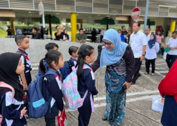 NORLIZA NOH melawat sebuah sekolah di Iskandar Puteri bagi melihat sesi persekolahan 2023/2024.
