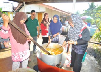 BEBERAPA orang mangsa banjir bergotong-royong memasak di SK Sri Pandan yang dijadikan PPS di Parit Raja, Batu Pahat.