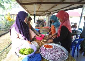 GOLONGAN wanita bergotong-royong memasak makanan untuk mangsa banjir yang ditempatkan di PPS Sekolah Kebangsaan (SK) Sri Pandan di Parit Raja, Batu Pahat. - GAMBAR HIASAN