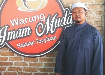 Ustaz Md. Fikri Mohd. Hussain bergambar di kedai makannya Warung Iman Muda di Kampung Jalan Kebun, Shah Alam.
