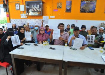 SYED OTHMAN ABDULLAH (tiga dari kanan) bersama sebahagian para peniaga menunjukkan surat kenaikan sewa yang dikenakan MBPG di Gerai Kebayan Tembusu, Taman Air Biru, Pasir Gudang.