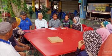 HASSAN KARIM (tengah, baju putih) bertemu dengan kumpulan peniaga yang terkesan akibat kenaikan sewa yang dikenakan oleh MBPG di Pasir Gudang.