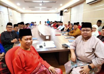 AHMAD MASLAN (kiri) mempengerusikan Mesyuarat UMNO Bahagian Pontian di Dewan UMNO Pontian, Pontian.