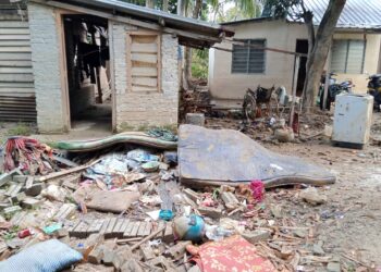 BANYAK harta benda rosak akibat banjir yang melanda Kampung Seberang Batu Badak, Segamat.