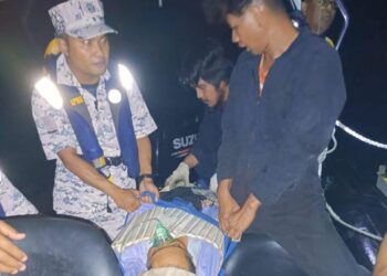 LELAKI warga Filipina, Abucejo yang mengalami serangan jantung dikejarkan ke HSNI oleh anggota Maritim Malaysia Zon Maritim Batu Pahat. GAMBAR/IHSAN MARITIM MALAYSIA