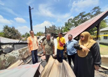 ZINAL NAHMAN (tiga dari kiri) menerima kunjungan Fauziah Misri (kanan) dan Syed Ben Bella Al Habshee yang melihat rumah sewanya di Felda Air Tawar 5, Kota Tinggi yang musnah terbakar.