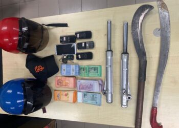 WANG tunai, telefon bimbit serta parang dan sabit yang dirampas daripada dua lelaki yang dipercayai menyamun dua premis di Parit Sulong, Batu Pahat.