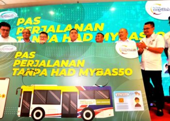 ANTHONY LOKE SIEW FOOK (empat dari kiri) dan Mohamad Fazli (lima dari kiri) melakukan gimik pelancaran Pas Tanpa Had MyBAS dan Bas Awam Elektrik Pertama Johor, di Terminal Pengangkutan Awam Larkin, Johor Bahru.