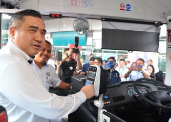 ANTHONY LOKE SIEW FOOK (kiri) dan Mohamad Fazli menaiki bas elektrik pada Majlis Pelancaran  Pas Tanpa Had MyBAS dan Bas Awam Elektrik Pertama Johor di Terminal Pengangkutan Awam Larkin, Johor Bahru.