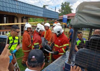 ANGGOTA  bomba dan Penyelamat mengusung mayat mangsa kebakaran untuk diserahkan kepada pihak polis di Kampung Parit Haji Elias,  Ayer Baloi, Pontian.