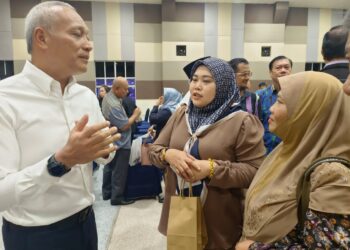 ASMAN SHAH ABD. RAHMAN  bertemu para peniaga pada Sesi Town Hall Datuk Bandar Bersama Penyewa Kebayan dan Semai Niaga di Dewan Muafakat Taman Mawar, Pasir Gudang.