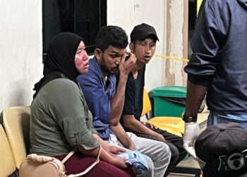 IBU dan bapa mangsa sugul sewaktu menantikan proses bedah siasat keempat-empat anak mereka yang maut dalam kebakaran di Kampung Sabar Awor, Jalan Ismail, Muar.