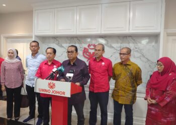 MOHAMED KHALED NORDIN (tengah) ditemui selepas mempengerusikan Mesyuarat Badan Perhubungan UMNO Johor di Johor Bahru.