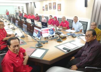 MOHAMED KHALED NORDIN (depan kanan) mempengerusikan mesyuarat  Badan Perhubungan UMNO Johor di Johor Bahru.
