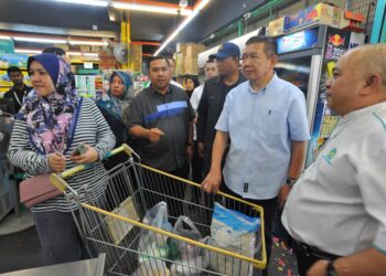 SALAHUDDIN AYUB (dua dari kanan) melawat Pasaraya Hwai Tai di Pandan City, Johor Bahru.