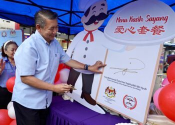 SALAHUDDIN AYUB  merasmikan Menu Rahmah Non Halal yang pertama di Jalan Dedap 22, Taman Johor Jaya, Johor Bahru.