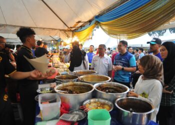 LING TIAN SOON (berbaju biru) dan Dr. r Aman meninjau operasi di Bazar Ramadan pusat beli-belah Angsana Mall Johor Bahru.