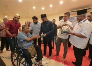SYED IBRAHIM KADER (kiri) bersama Pengasas Malik Streams Corporation, Datuk Abdul Malik Dasthigeer (tiga dari kiri) menyampaikan sumbangan kepada penerima sempena Program Ihya Ramadan di Masjid Jannatul Firdaus, Taman Molek, Johor Bahru.
