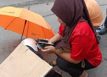 SEORANG pelatih kolej kejururawatan maut apabila motosikal ditunggangnya dirempuh sebuah motosikal ditunggang seorang pelajar ketika memasuki simpang ke sebuah pasar raya di Simpang Renggam, Kluang.