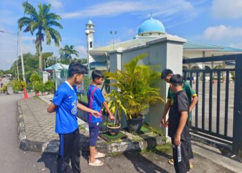 MOHD. IQRAM HAQEEM ABDULLAH (baju hijau) dan tiga rakannya menunjukkan lokasi seorang bayi perempuan ditinggalkan di tepi pagar Masjid An-Nur Taman Cendana, Pasir Gudang.