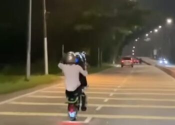 TANGKAP layar seorang lelaki warga Pakistan melakukan aksi bahaya di Jalan Kota Tinggi-Kluang.