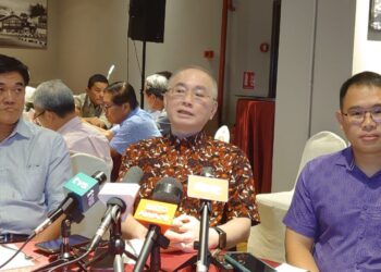 WEE KA SIONG (tengah) mengadakan akhbar pada Majlis Berbuka Puasa anjuran MCA Johor di Hotel Trove, Johor Bahru.