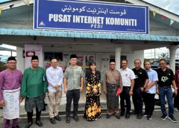 TEO NIE CHING (tengah) merasmikan program Komunikasi Tindakan Setempat (Komtis) di Balai Raya Felda Bukit Batu, Kulai.