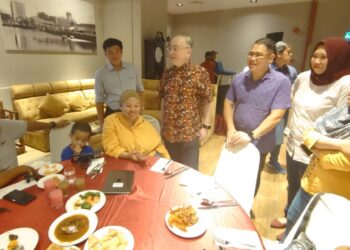 LING TIAN SOON (berdiri tiga dari kanan) bersama Wee Ka Siong beramah mesra dengan petugas media pada Majlis Berbuka Puasa anjuran MCA Johor di Hotel Trove, Johor Bahru.