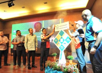 AKMAL NASRULLAH MOHD. NASIR  (tengah) meletakkan simbolik pelancaran Ops Hari Raya SWM Environment Negeri Johor pada Majlis Berbuka Puasa di Horizon Hill Golf Club, Iskandar Puteri.