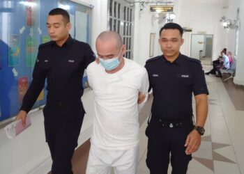 WONG SHEE KAY (tengah) dilepas dan dibebaskan daripada dua pertuduhan mengedar dan memiliki dadah oleh Mahkamah Tinggi Johor Bahru.