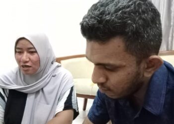 TIEN KO HTUT dan isteri, Nabila Sedu yang kehilangan empat anak dalam kebakaran 
di Kampung Sabak Awor, Muar baru-baru ini menafikan menerima wang sumbangan RM100,000 daripada Ebit Liew.