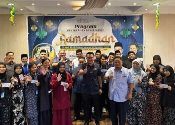 MOHD. HAIRI MAD SHAH (tengah) bergambar bersama penerima sumbangan Bakul Kasih Ramadan di Kolej Kemahiran Johor, Johor Bahru.